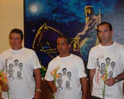 Agentes Moises, Serpa y Dalexis rinden tributo al Che Guevara en Santa Clara.